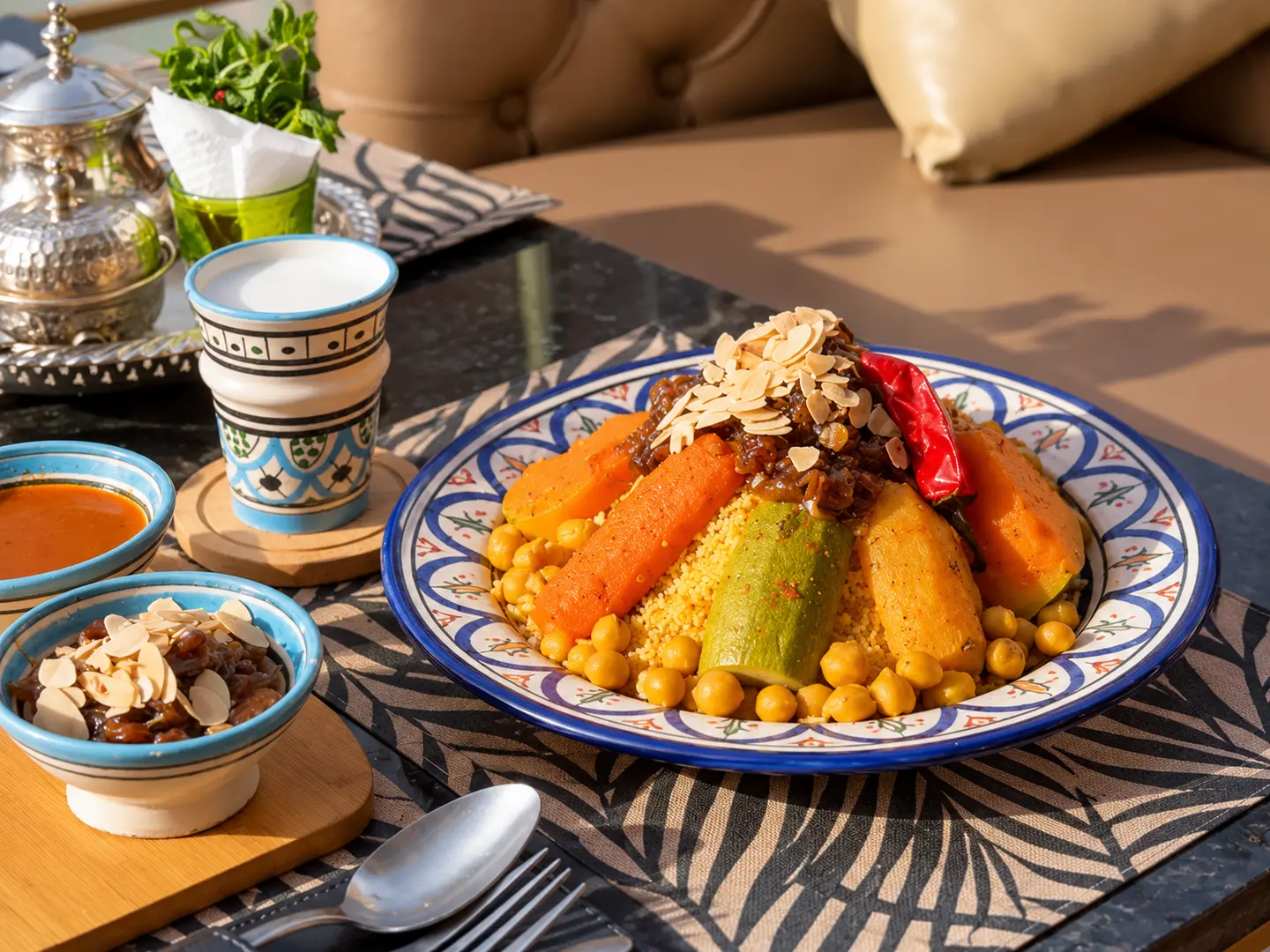 Couscous accompagné de tfaya et de lben